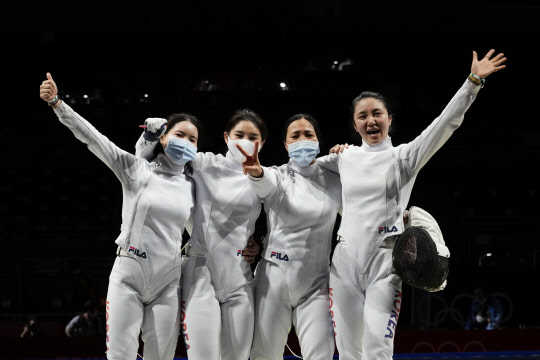 한국 펜싱 여자 에페 대표팀이 27일 결승 진출을 확정한 뒤 기뻐하고 있다. AP통신=연합뉴스